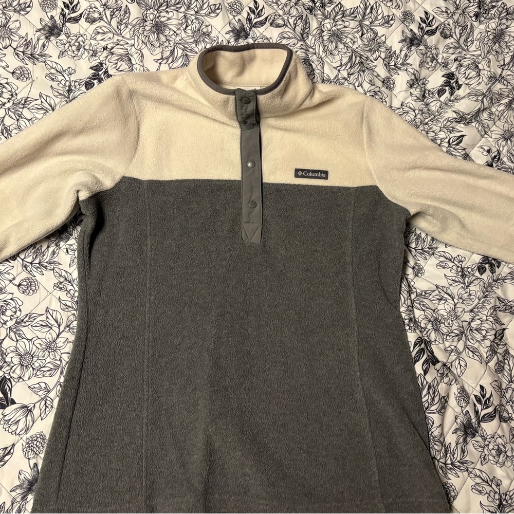 Columbia Women's Benton Springs Half Snap Pullover fleece in a grey and cream